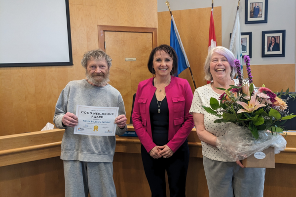 Kevin and Lesley Latimer are awarded the Good Neighbour Award by Mayor Lisa Vanderkwaak.